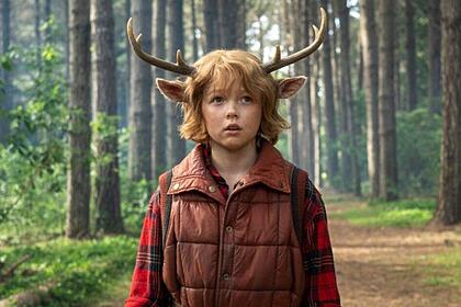 Christian Convery como Gus em foto de divulgação da série Sweet Tooth