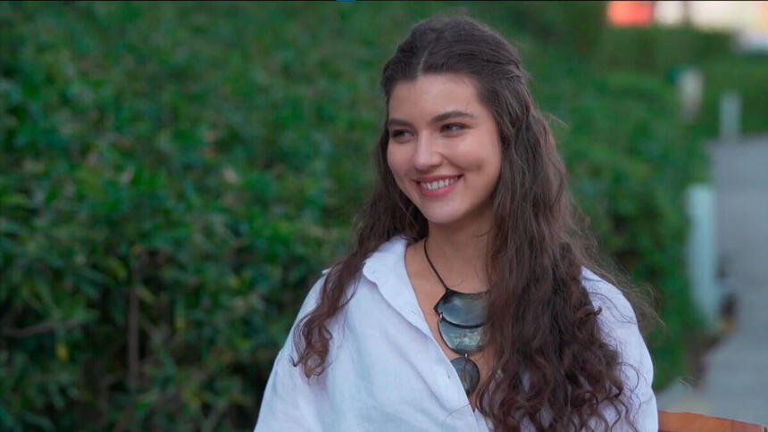 Alanis Guillen sorrindo na primeira entrevista para o Fantástico que anunciou a nova Juma de Pantanal