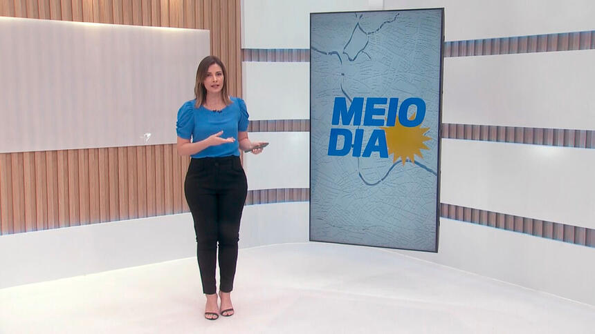 Anne Barretto no novo cenário do TV Jornal Meio Dia