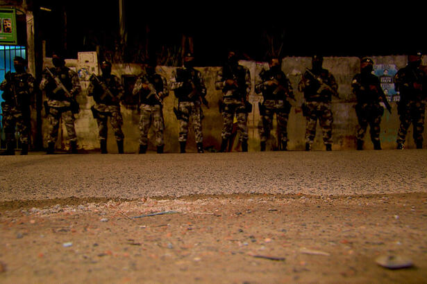 Policiais fardados e armados durante uma operação mostrada no Câmera Record