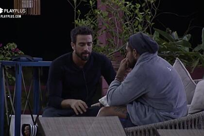 Erasmo conversou com Bil na área externa de A Fazenda 13 e revelou o motivo de não ter seguido romance com Erika fora do jogo. "Fútil"