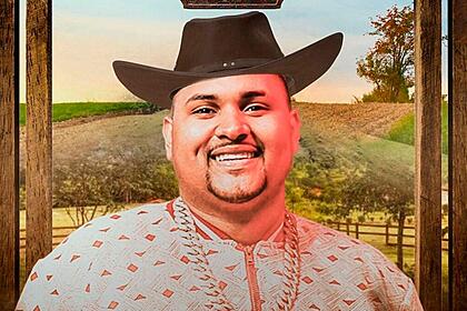 Kevin o Chris de chapéu de fazendeiro; cantor se apresenta em A Fazenda 13