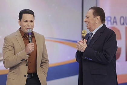 Marcão do Povo ao lado de Raul Gil nos estúdios do Programa Raul Gil no SBT, no quadro “Pra Quem você Tira o Chapéu