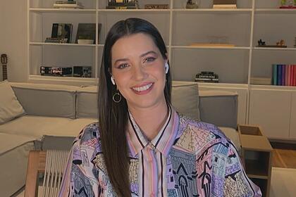Nathalia Dill, direto de sua casa, durante gravação no Conversa com Bial