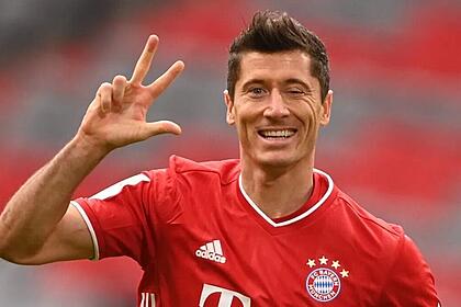 Bayern de Munique comemorando gol com a camisa do Bayern de Munique