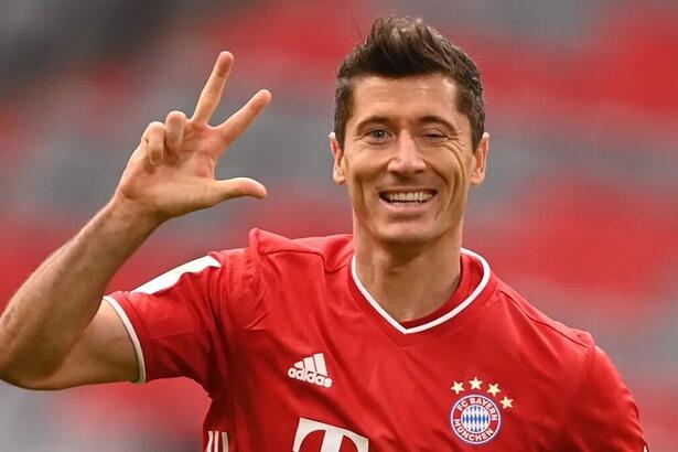 Bayern de Munique comemorando gol com a camisa do Bayern de Munique