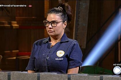 Solange Gomes de pé no campo de provas esperando o sinal para começar a segunda Prova do Fazendeiro de A Fazenda 13