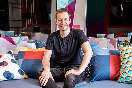 Tiago Leifert na casa do Big Brother Brasil