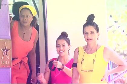 Adriana Bombom, Li Martins e Luiza Ambiel olham para algo durante as gravações do reality show Famosas em Apuros