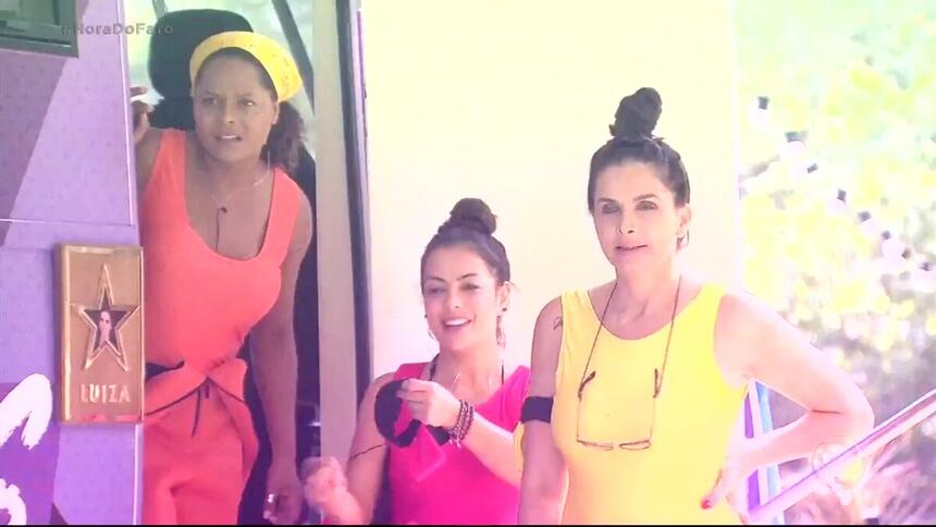 Adriana Bombom, Li Martins e Luiza Ambiel olham para algo durante as gravações do reality show Famosas em Apuros