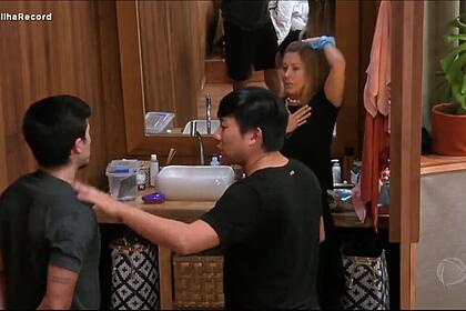 O clima ficou tenso entre thomaz e antonela no episódio desta quarta-feira do ilha record. A loira contou para pyong que estava incomodada com o ator por sempre falar algo sobre ela e o ex-bbb. Os dois discutiram no quarto da vila. "não toca no meu nome", gritou a argentina.