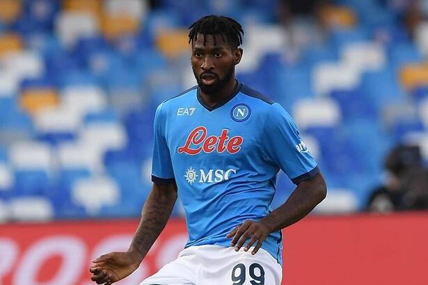 Jogador André-Frank Zambo em campo, com a camisa do Napoli