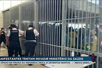 Seguranças impedem bolsonaistas de invadirem o Ministério da Saúde onde a equipe da Record TV foi ameaçada