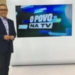 Ciro Bezerra na frente do logo do novo O Povo na TV