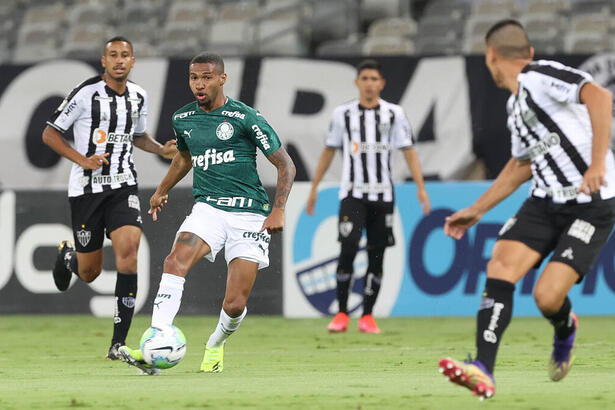 O jogador Wesley, da SE Palmeiras, em jogo contra a equipe do Atlético Mineiro, durante partida válida pela trigésima oitava rodada, do Campeonato Brasileiro, Série A, no Estádio Mineirão.