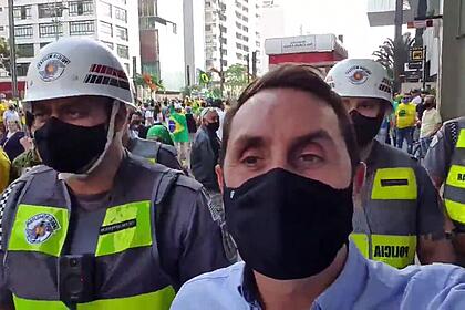 Repórter marcos moreno é escoltado pela polícia de são paulo após ataques de bolsonaristas no dia 7 de setembro