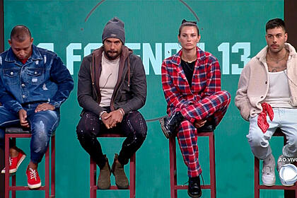 Mussunzinho, Bil Araújo, Dayane Mello e Gui Araújo sentados no banquinho da segunda votação de A Fazenda 13