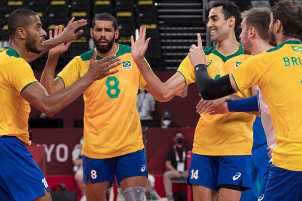 Jogadores da Seleção Brasileira de Vôlei Masculino comemorando um ponto em uma partida durante os Jogos Olímpicos de Tóquio