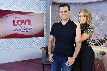 Cristiane Cardoso se apoia em seu esposo Renato Cardoso no cenário do The Love School
