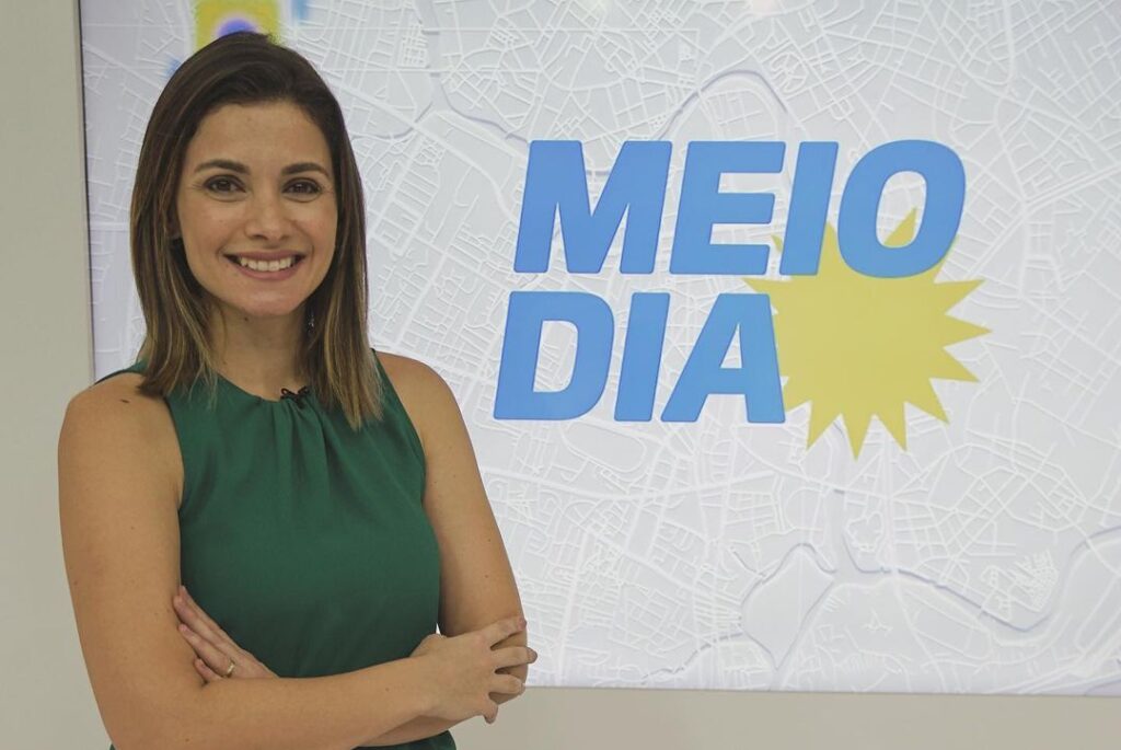 Anne Barreto na frente do logo do Meio Dia