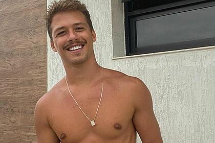 Giovanni Dopico sem camisa com janela no fundo
