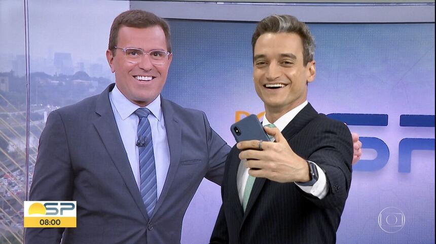 Tiago Scheuer tirando uma selfie virtual com Rodrigo Bocardi nos estúdios do Bom Dia SP, ao vivo no programa