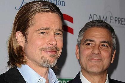 Brad Pitt e George Clooney posam para foto, dupla de atores vai estrelar novo filme da Apple TV+