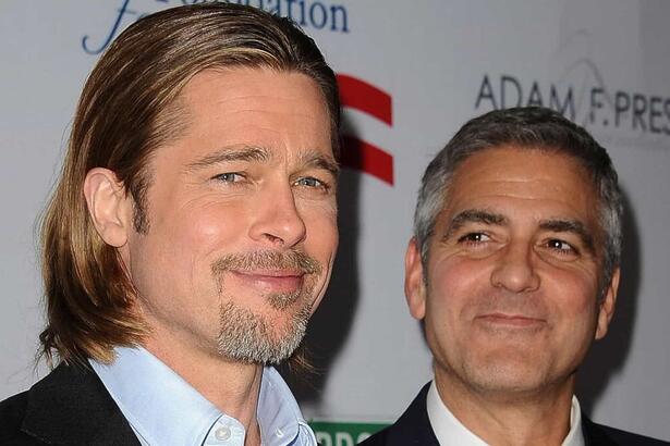 Brad Pitt e George Clooney posam para foto, dupla de atores vai estrelar novo filme da Apple TV+