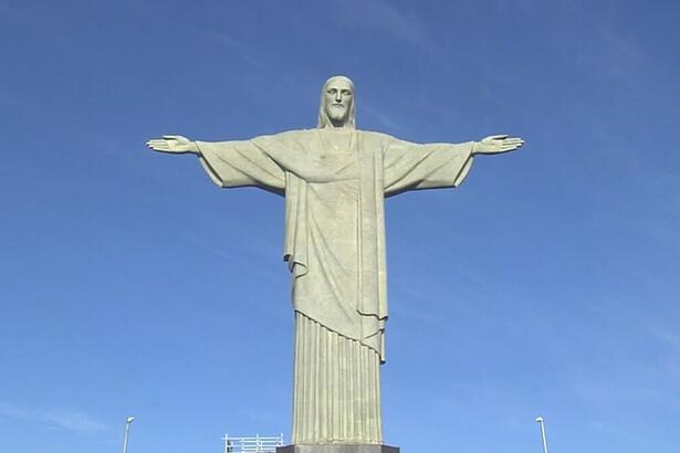 Imagem do Cristo Redentor, em um dia de céu ensolarado - trecho da série especial do Jornal da Band