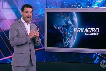 Darlisson Dutra aponta para o telão com o logo do Primeiro Impacto