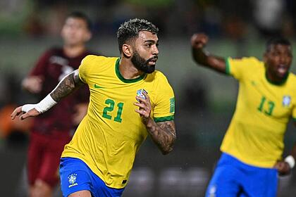Gabigol comemorando com pelo Brasil contra a Venezuela