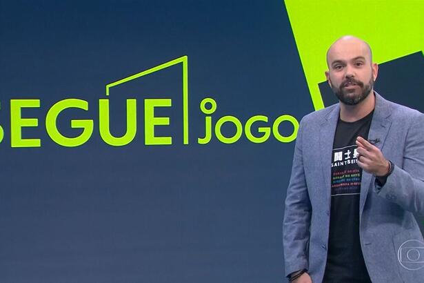 Lucas Gutierrez em frente ao telão nos estúdios do Segue o Jogo