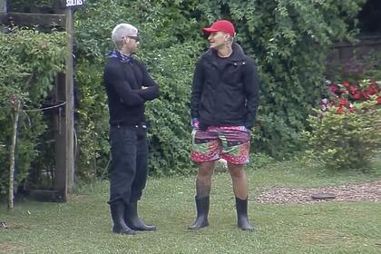 MC Gui e Gui Araujo conversaram sobre a formação da roça de hoje em A Fazenda 13 e criticaram peões que não se posicionam dentro da sede.