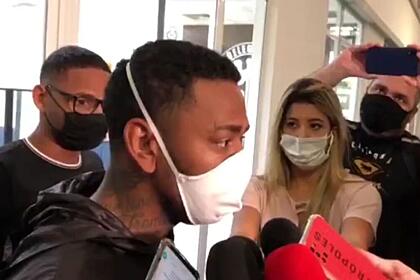 Nego do Borel concede entrevista após sair da delegacia no Rio