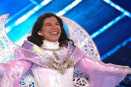 Priscilla Alcantara mostra o rosto, após tirar a fantasia de Unicórnio na final do The Masked Singer Brasil