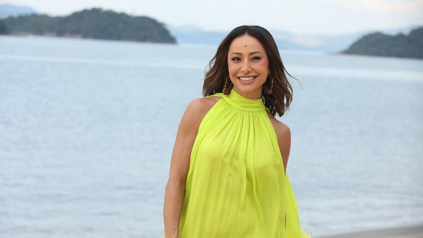 Sabrina Sato em uma praia durante gravações do Ilha Record