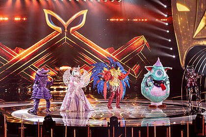 Mascarados Arara, Unicórnio, Monstro, Jacaré e Gata Espelhada durante o episódio da semifinal do The Masked Singer Brasil