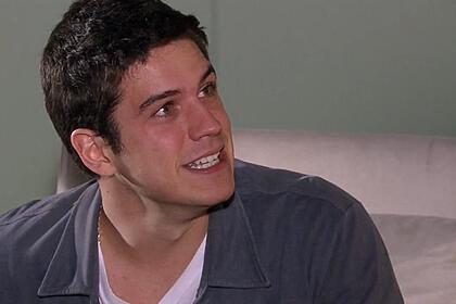 Marco pigossi interpretando pedro spina em cena da novela tititi