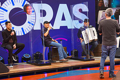 Vitor Fernandes, João Gomes e Tarcísio do Acordeon, ao lado de Serginho Groisman nos estúdios do Altas Horas