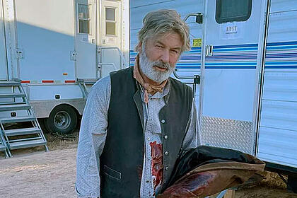 Alec Baldwin com a roupa suja de sangue no set de Rust