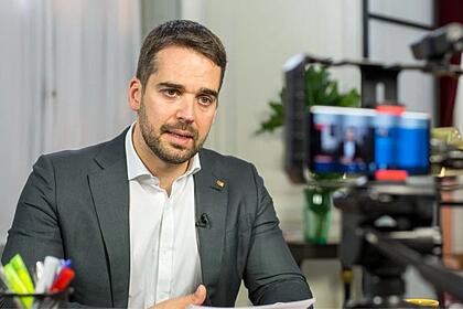Eduardo Leite nos bastidores de gravação para vídeos institucionais