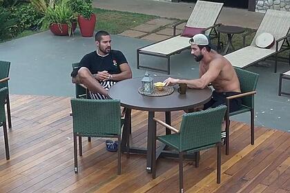 Erasmo afirmou para Bil, que seu voto na formação da roça será em Rico por conta das suas atitudes em A Fazenda 13.