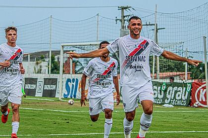 Jogadores do Ferroviário comemorando com a camisa branco claro do time
