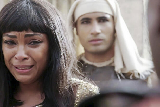 Dandara Albuquerque interpretando Neferíades em cena da novela Gênesis na Record TV