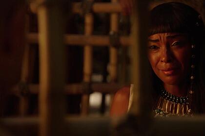 Neferíades (Dandara Albuquerque) visitando José (Juliano Laham) na prisão em cena da novela Gênesis
