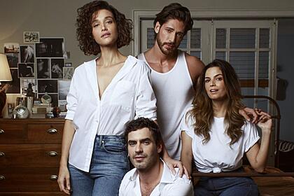 Débora Nascimento, Emanuelle Araújo, Nikolas Antunes e ngelo Rodrigues posam para foto em cena da série 'Olhar Indiscreto' da Netflix