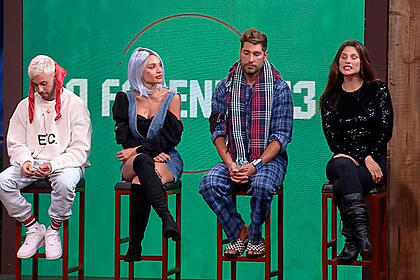 Gui Araújo de cabeça baixa, Aline Mineiro olhando para Victor Pecoraro, enquanto Dayane Mello fala na formação da quarta roça de A Fazenda 13