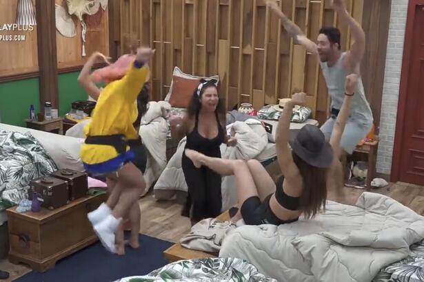 A madrugada em A Fazenda 13 foi marcada por comemoração de Dayane fazendeira, além disso Valentina acordou para o jogo e ainda teve uma conversa entre Rico e Sthe.