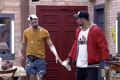 Victor resolveu se vingar de Rico após o fazendeiro jogar o café fora. O ator pegou uma garrafa de iogurte e deu um banho no humorista, que revidou.