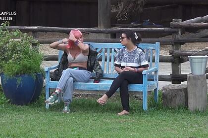 Solange e Valentina conversaram sobre a postura de Erasmo dentro de A Fazenda 13. A ex-banheira do Gugu questionou se o peão entrou no reality por ser ex-marido de Gabriel Pugliese.